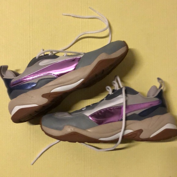 ⭐️ Puma Sneakers ⭐️ - Picture 1 of 6